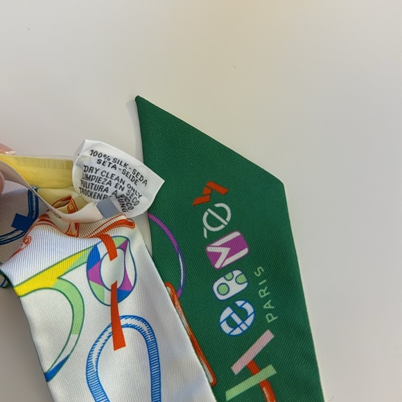 AUTHENTIC HERMÈS EXCELLENT CONDITION used once Green and White Twilly - Picture 12 of 13